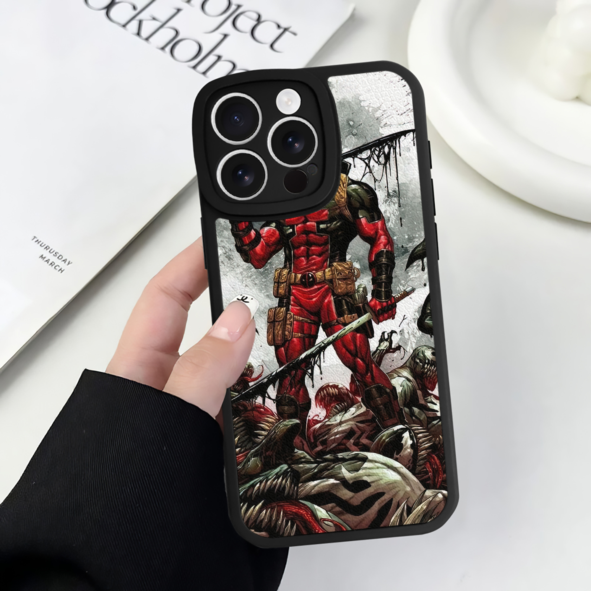 （画像用） Deadpool デッドプール 【iPhone 16シリーズ対応】シリコンスマホケース（レザー調） 材質：シリコン
